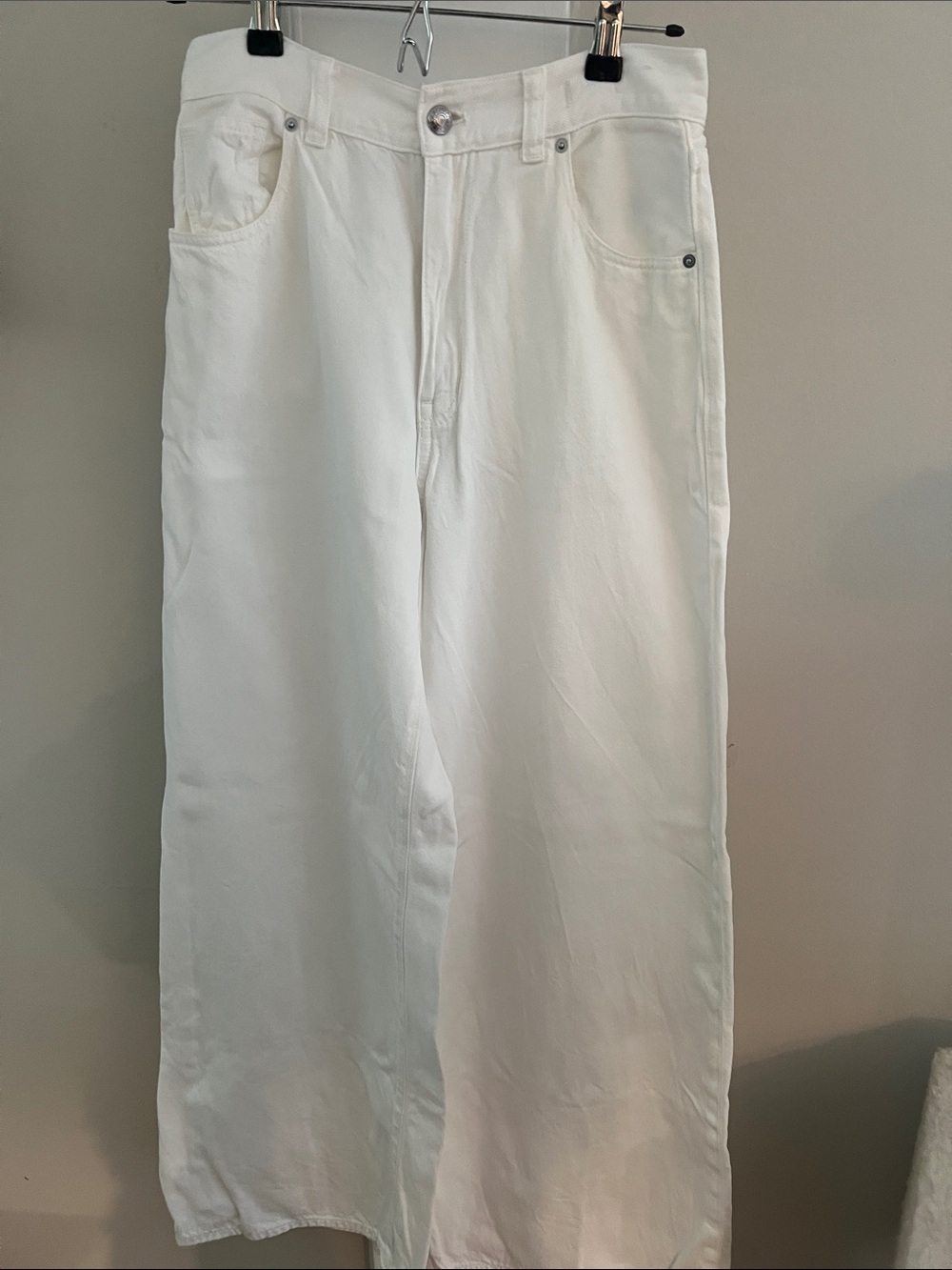 Madewell woman’s super wide leg jeans.
Worn a couple of times. Size 27.